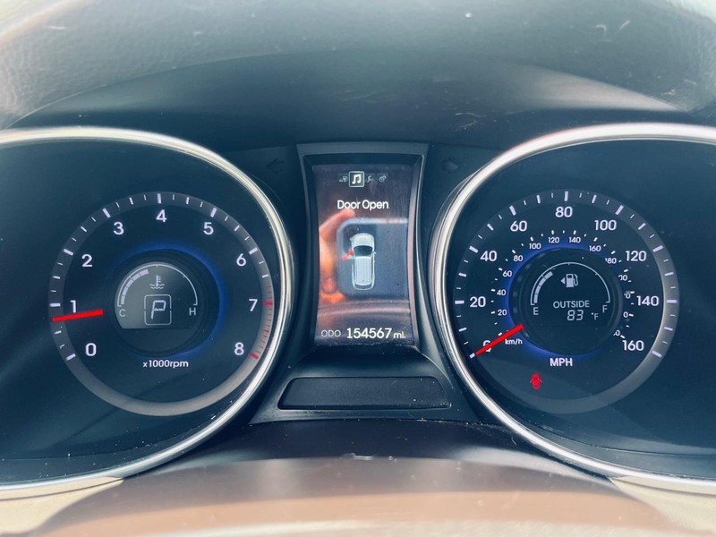 Hyundai Santa Fe Sport Vehicle Full-screen Gallery Image 26