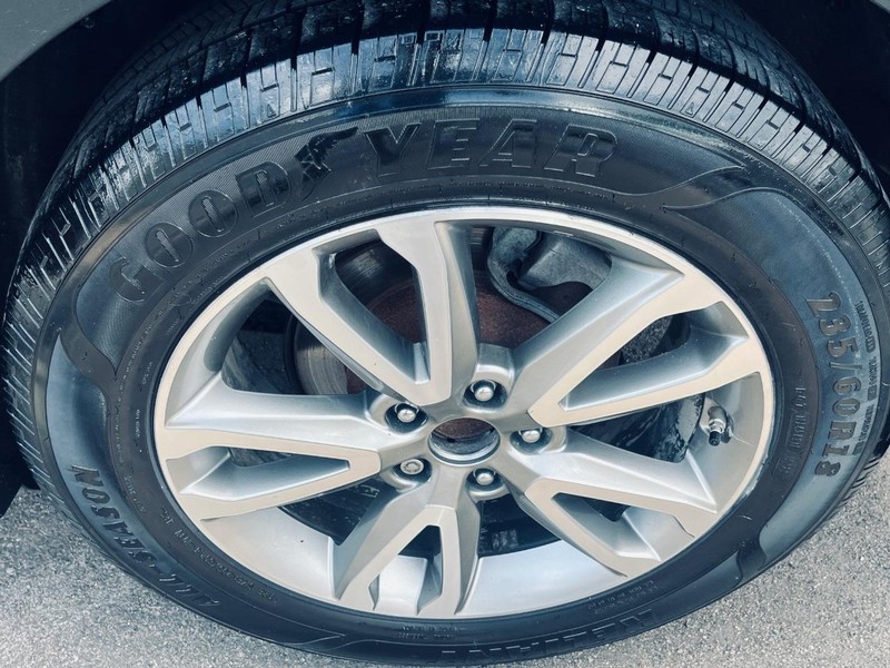 Hyundai Santa Fe Sport Vehicle Full-screen Gallery Image 29