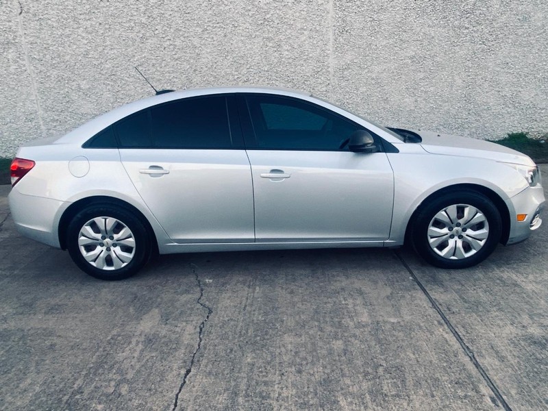 Chevrolet Cruze Limited Vehicle Full-screen Gallery Image 04