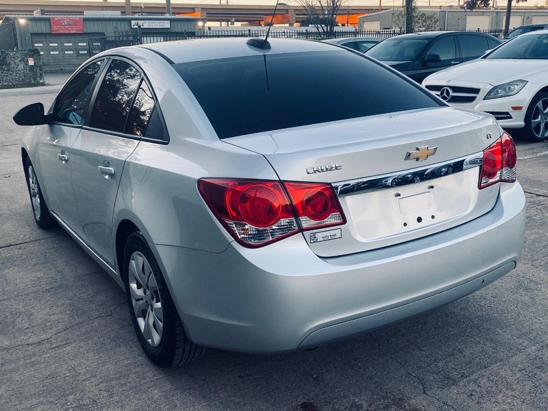 Chevrolet Cruze Limited Vehicle Full-screen Gallery Image 08