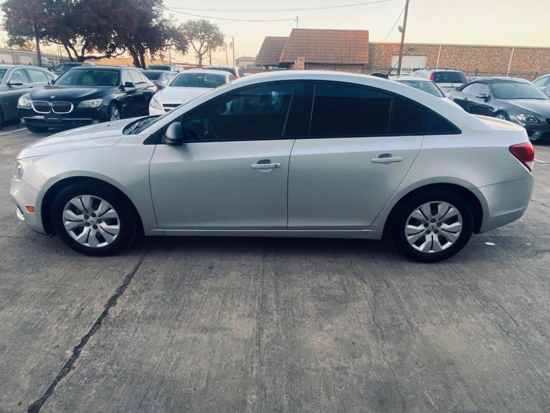 Chevrolet Cruze Limited Vehicle Full-screen Gallery Image 09