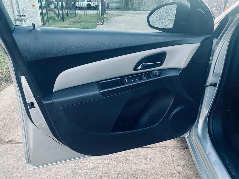 Chevrolet Cruze Limited Vehicle Full-screen Gallery Image 11