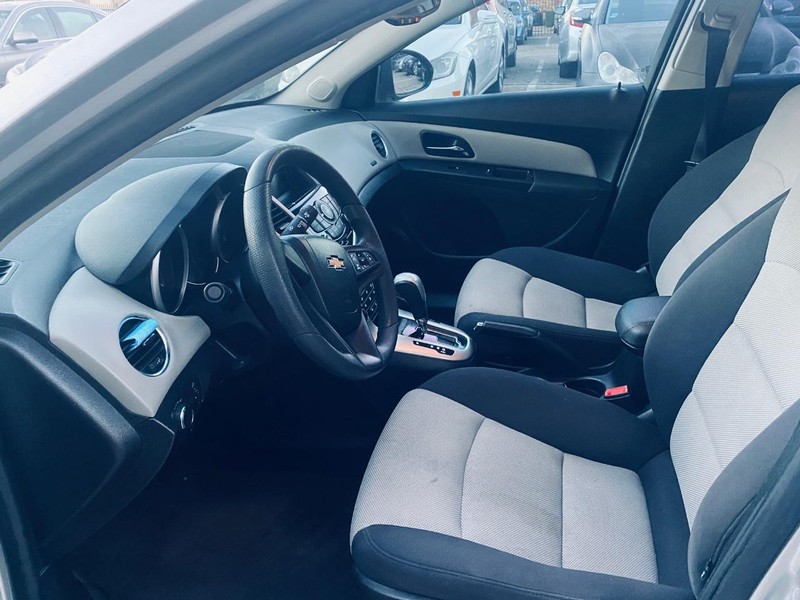 Chevrolet Cruze Limited Vehicle Full-screen Gallery Image 12