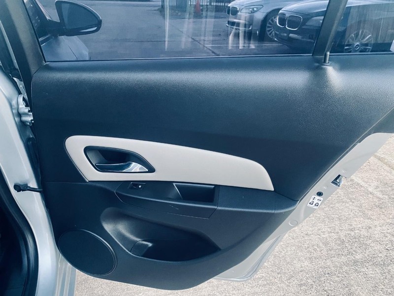 Chevrolet Cruze Limited Vehicle Full-screen Gallery Image 16