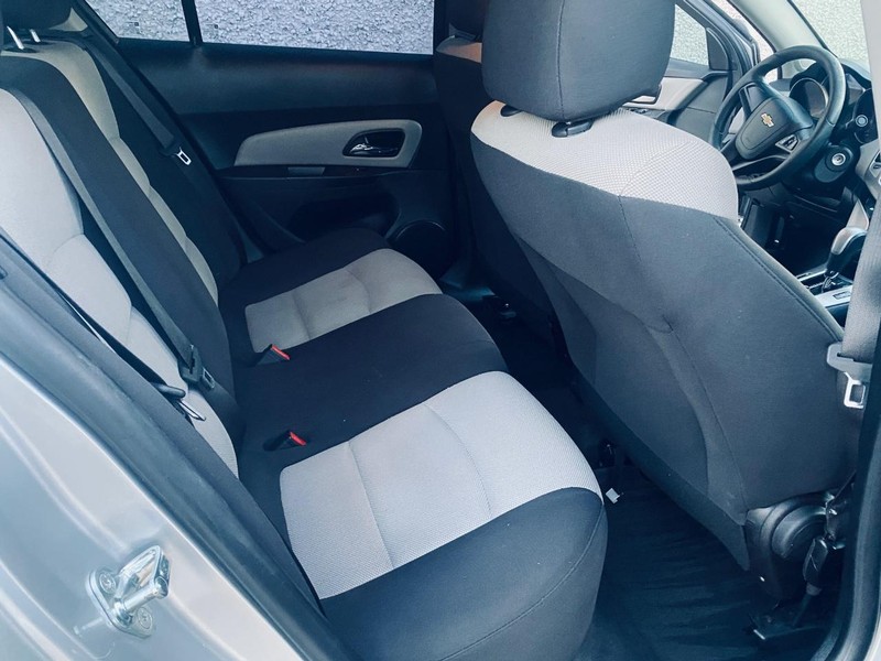 Chevrolet Cruze Limited Vehicle Full-screen Gallery Image 17