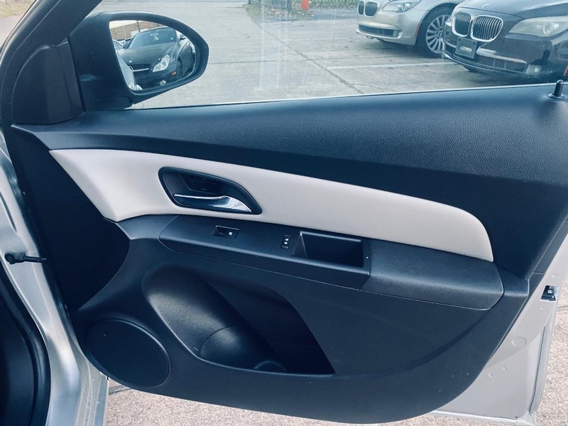 Chevrolet Cruze Limited Vehicle Full-screen Gallery Image 18