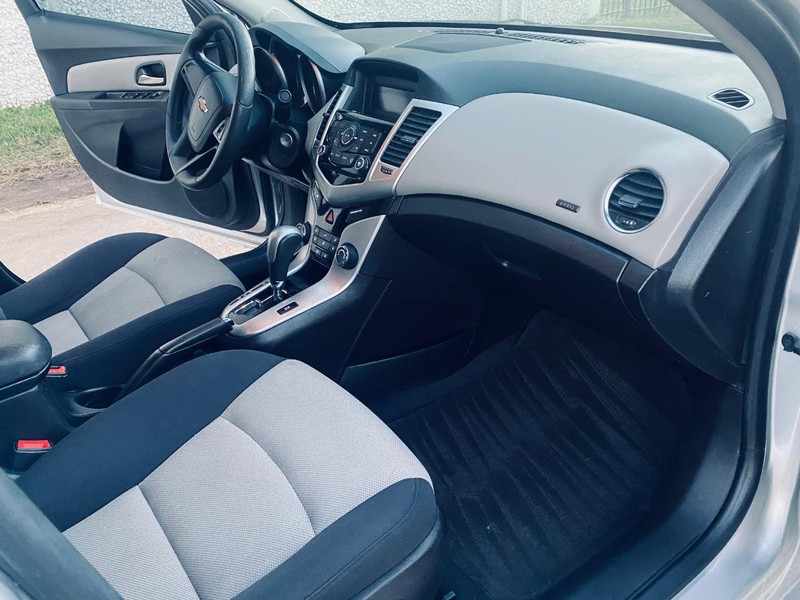 Chevrolet Cruze Limited Vehicle Full-screen Gallery Image 19