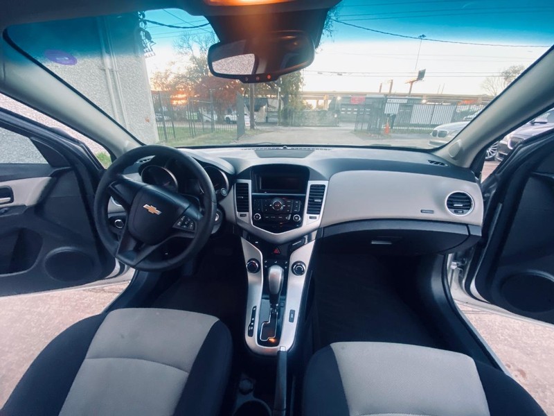 Chevrolet Cruze Limited Vehicle Full-screen Gallery Image 22
