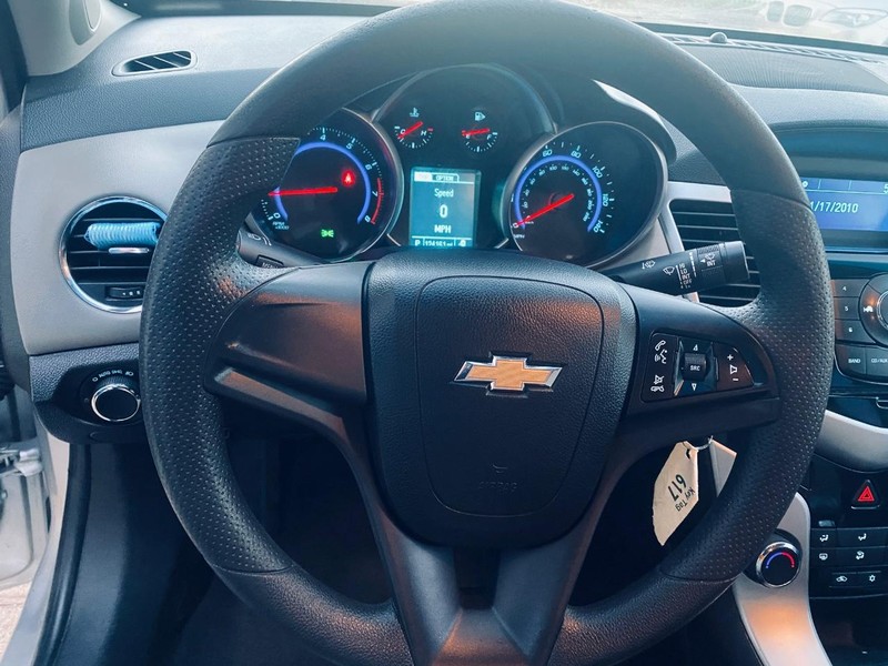 Chevrolet Cruze Limited Vehicle Full-screen Gallery Image 23