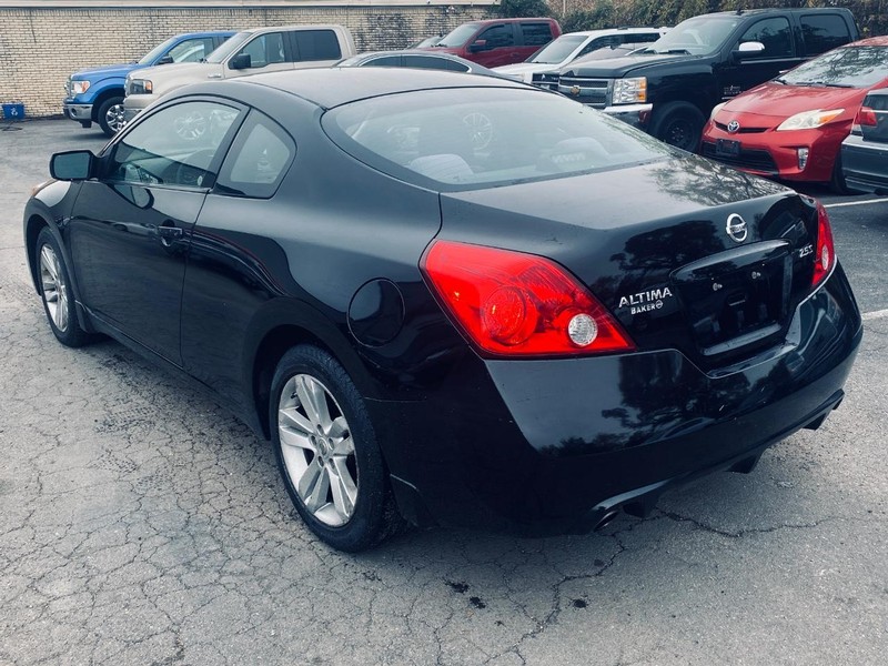 Nissan Altima Vehicle Full-screen Gallery Image 03