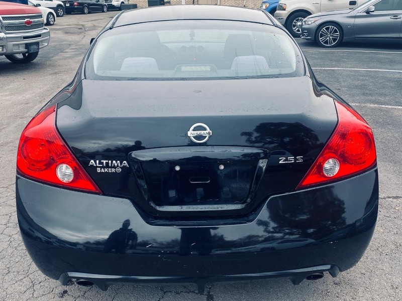 Nissan Altima Vehicle Full-screen Gallery Image 04