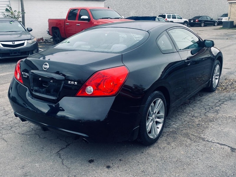 Nissan Altima Vehicle Full-screen Gallery Image 06