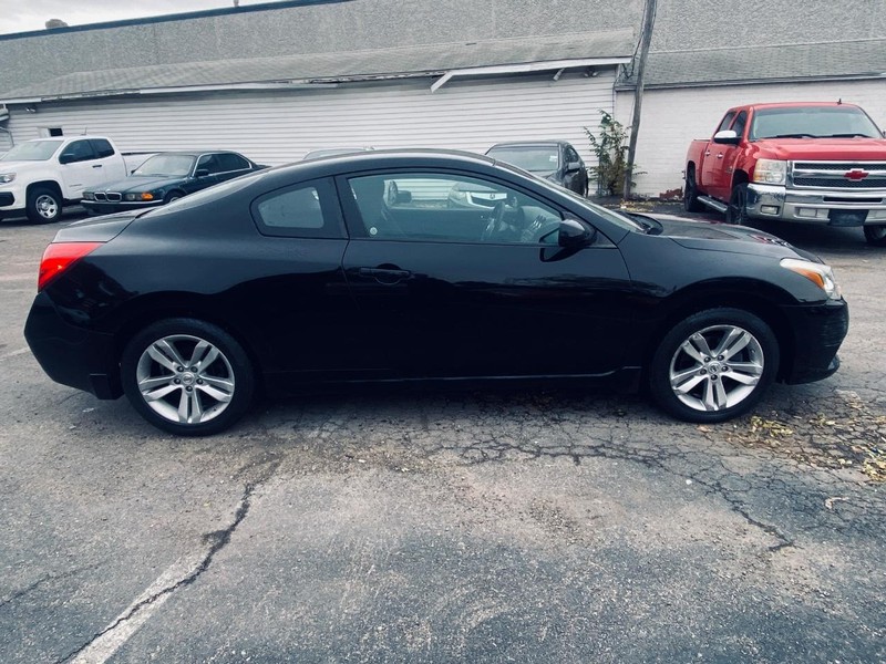 Nissan Altima Vehicle Full-screen Gallery Image 07
