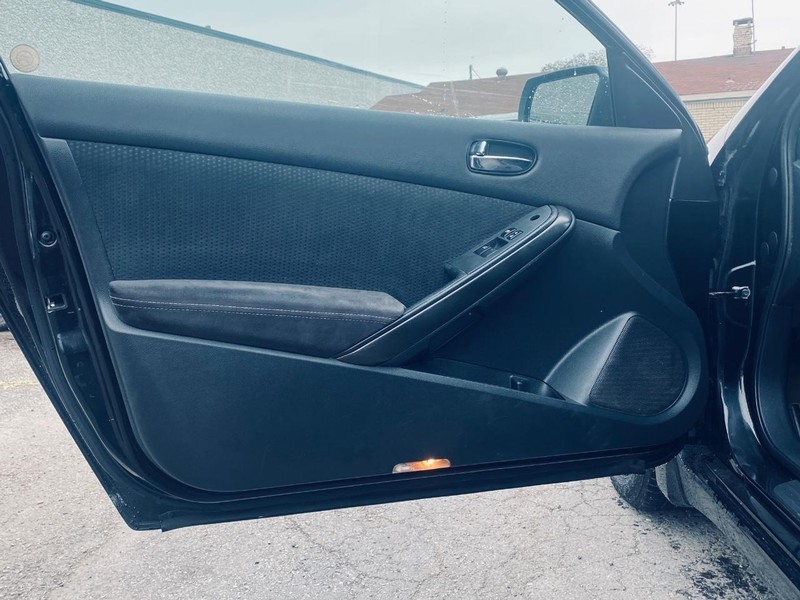 Nissan Altima Vehicle Full-screen Gallery Image 11