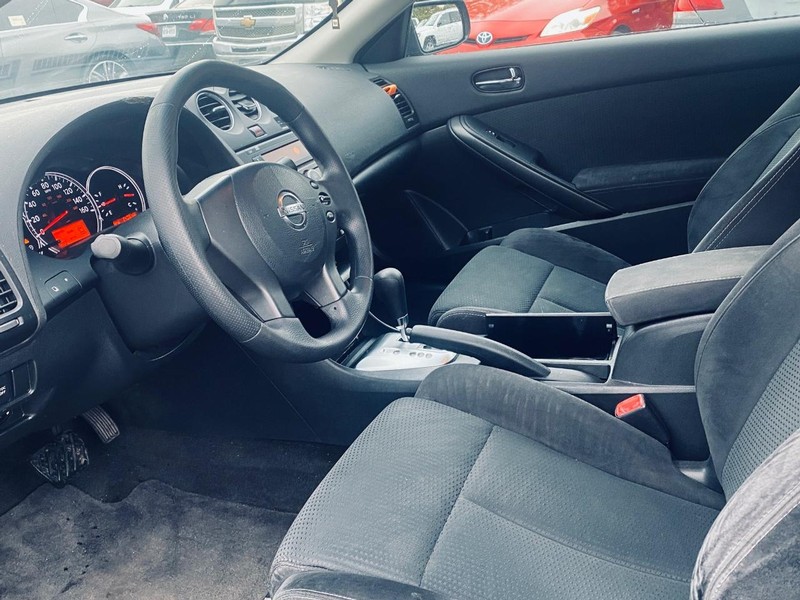 Nissan Altima Vehicle Full-screen Gallery Image 12