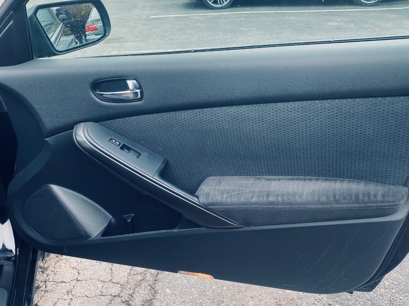 Nissan Altima Vehicle Full-screen Gallery Image 14