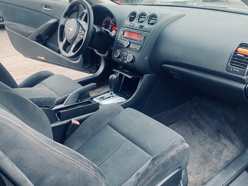 Nissan Altima Vehicle Full-screen Gallery Image 16