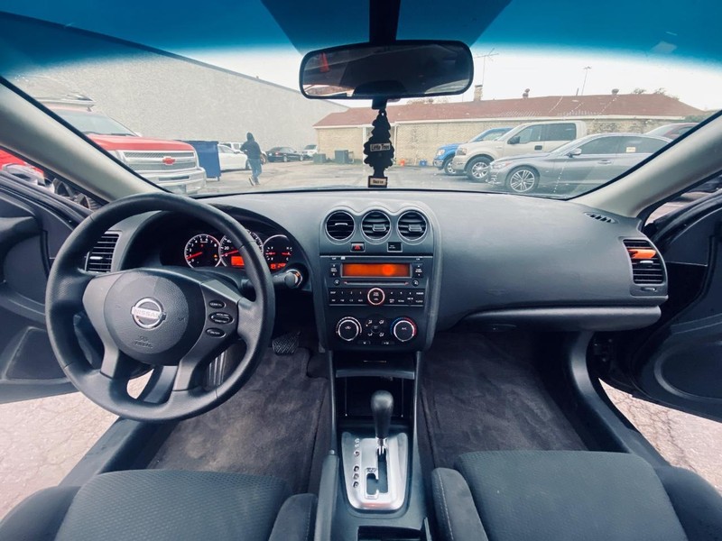 Nissan Altima Vehicle Full-screen Gallery Image 18