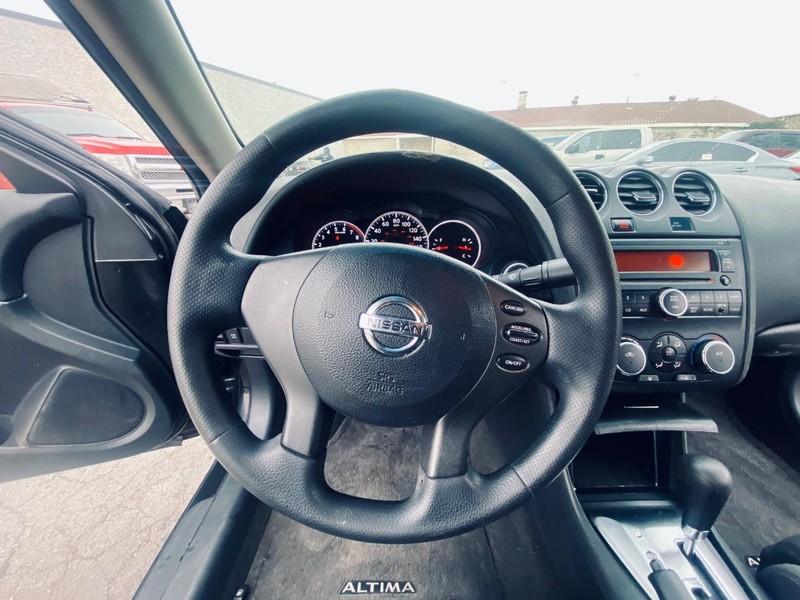Nissan Altima Vehicle Full-screen Gallery Image 19