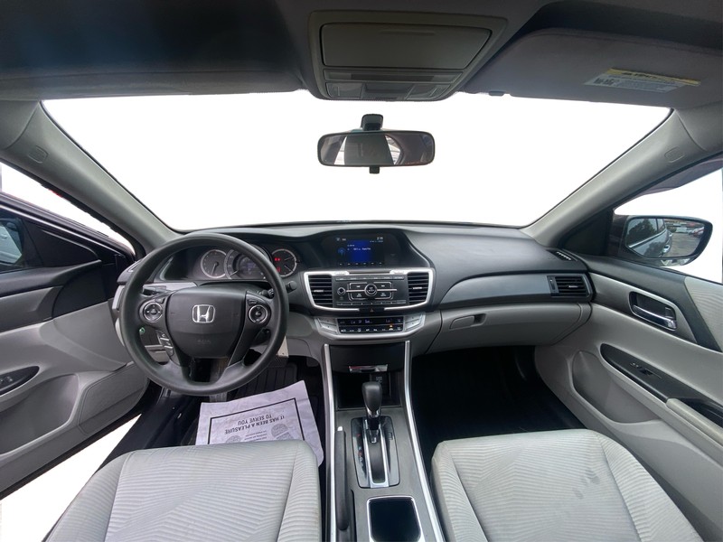 Honda Accord Sedan Vehicle Full-screen Gallery Image 23