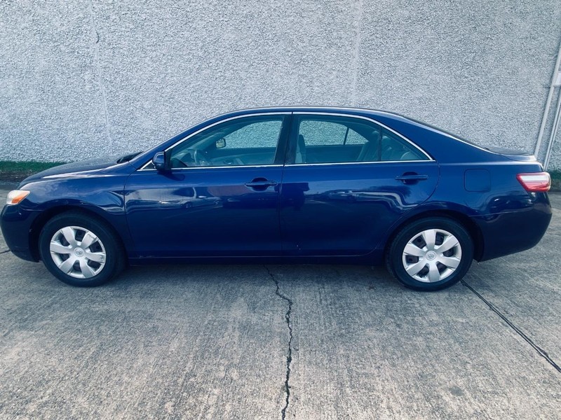 Toyota Camry Vehicle Full-screen Gallery Image 02