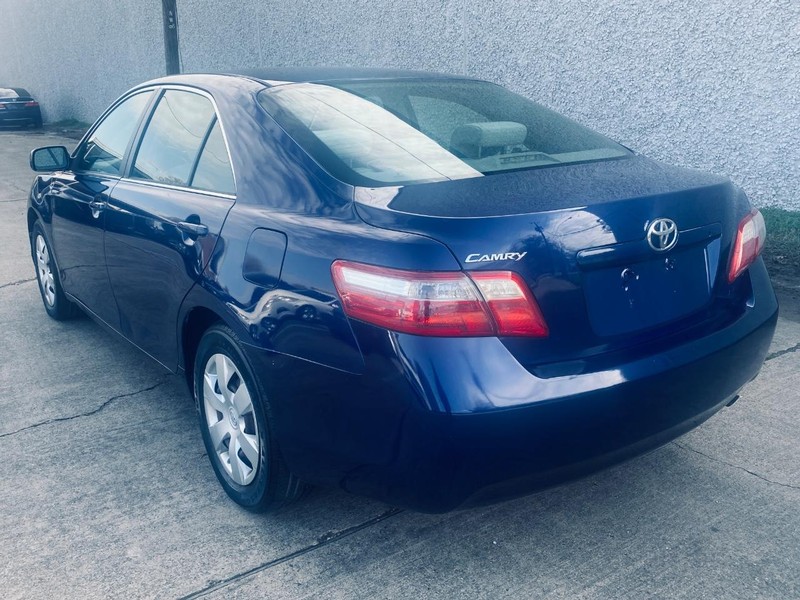 Toyota Camry Vehicle Full-screen Gallery Image 03