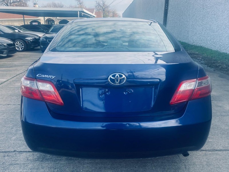 Toyota Camry Vehicle Full-screen Gallery Image 04