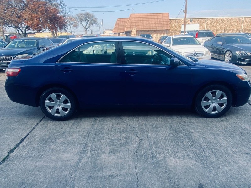 Toyota Camry Vehicle Full-screen Gallery Image 07