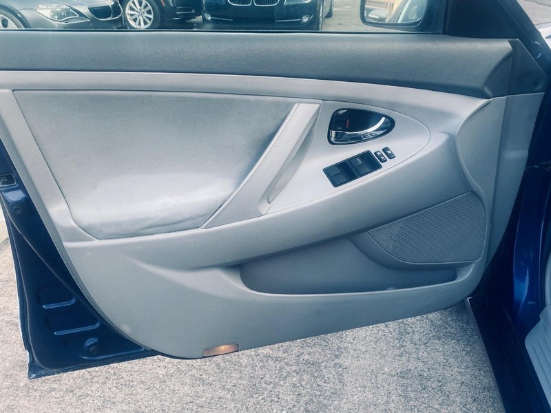 Toyota Camry Vehicle Full-screen Gallery Image 11