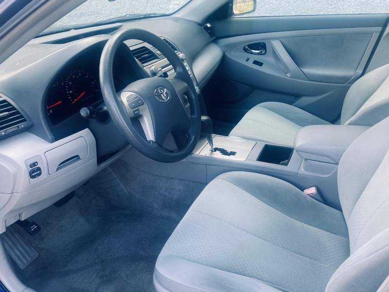 Toyota Camry Vehicle Full-screen Gallery Image 12
