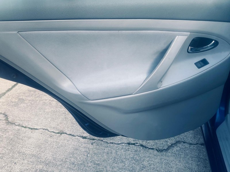 Toyota Camry Vehicle Full-screen Gallery Image 13