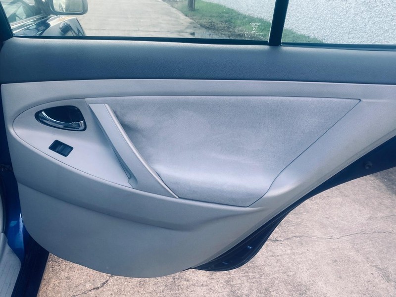 Toyota Camry Vehicle Full-screen Gallery Image 16
