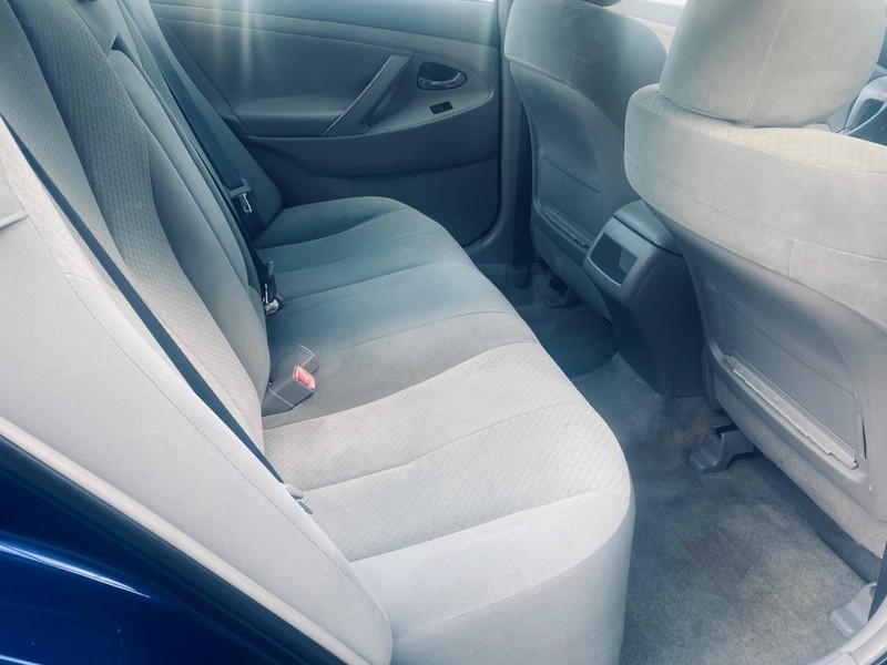 Toyota Camry Vehicle Full-screen Gallery Image 17