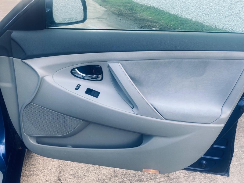 Toyota Camry Vehicle Full-screen Gallery Image 18
