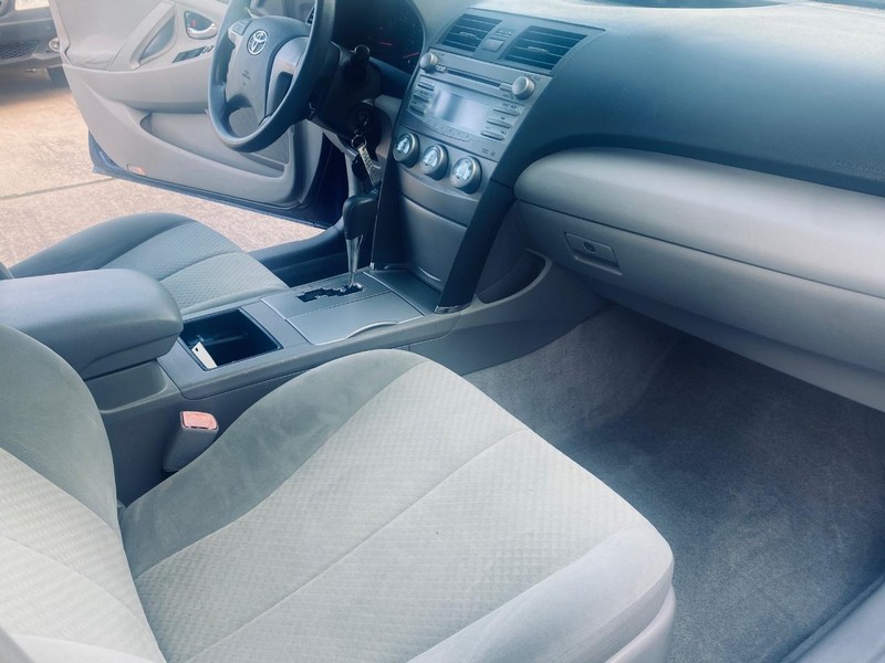 Toyota Camry Vehicle Full-screen Gallery Image 19
