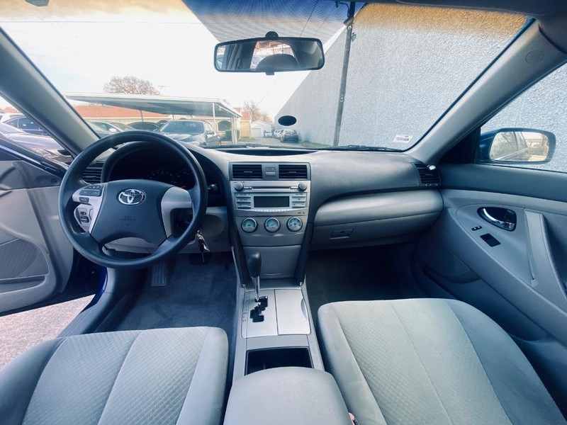 Toyota Camry Vehicle Full-screen Gallery Image 22