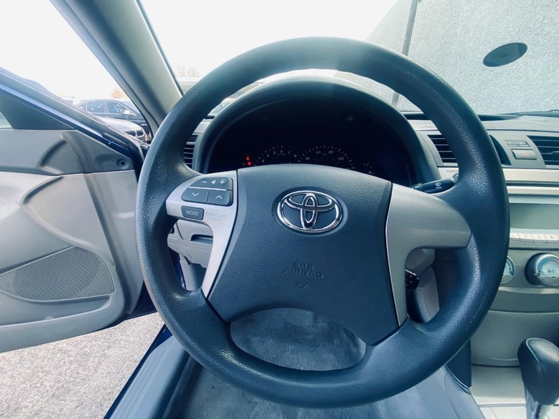 Toyota Camry Vehicle Full-screen Gallery Image 23