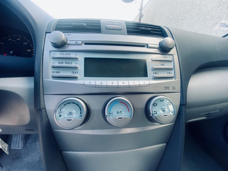 Toyota Camry Vehicle Full-screen Gallery Image 24