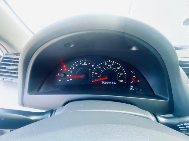 Toyota Camry Vehicle Full-screen Gallery Image 25