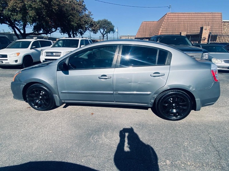Nissan Sentra Vehicle Full-screen Gallery Image 02