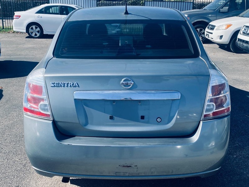 Nissan Sentra Vehicle Full-screen Gallery Image 04