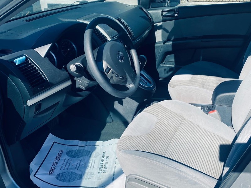 Nissan Sentra Vehicle Full-screen Gallery Image 12