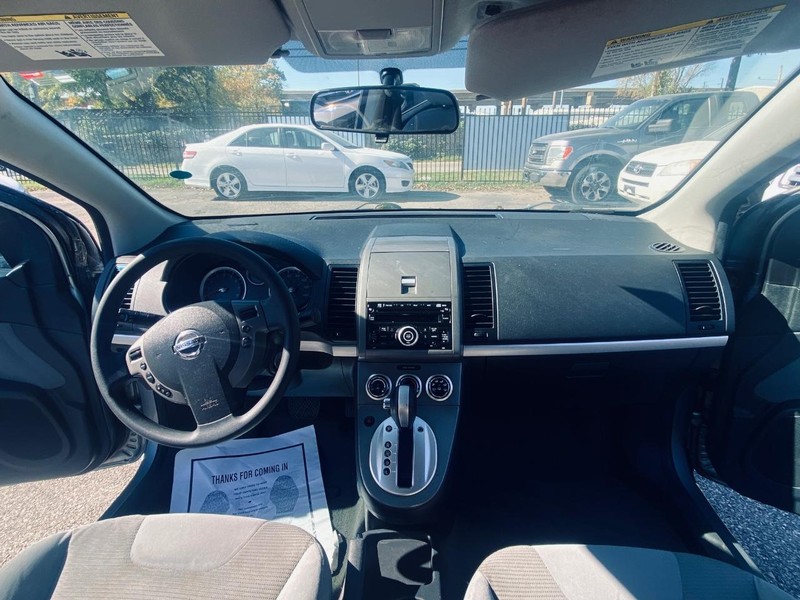 Nissan Sentra Vehicle Full-screen Gallery Image 22