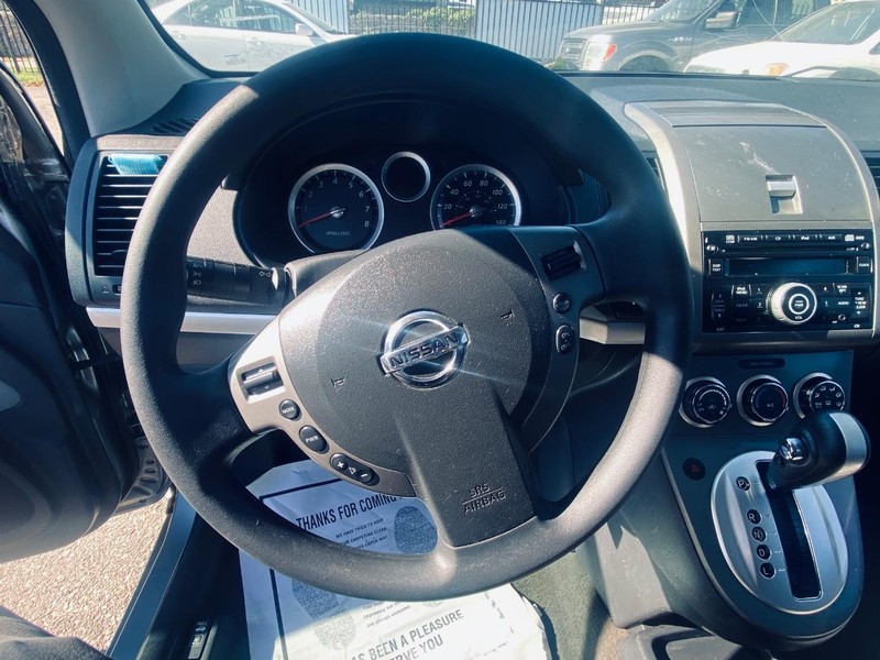 Nissan Sentra Vehicle Full-screen Gallery Image 23
