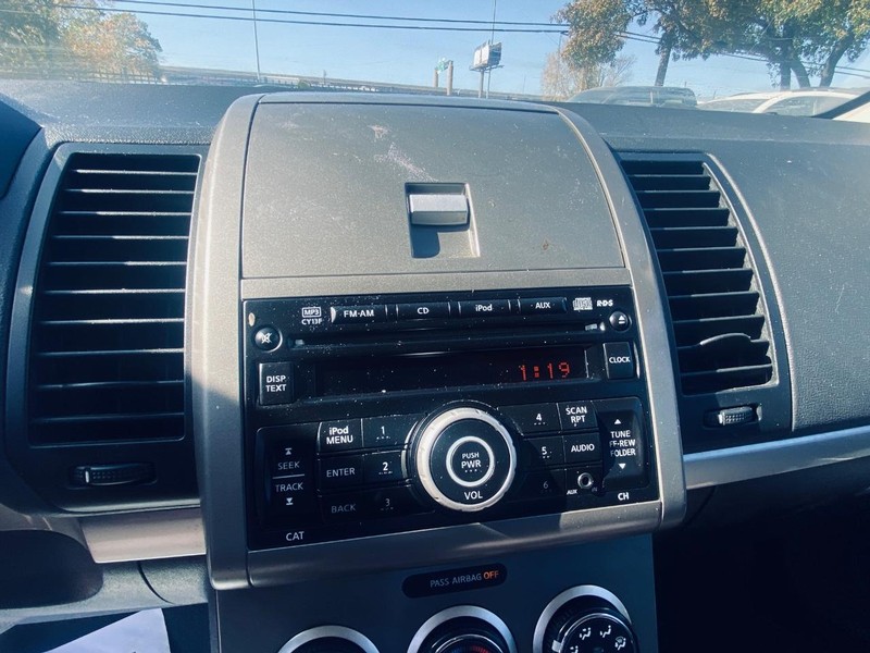 Nissan Sentra Vehicle Full-screen Gallery Image 25