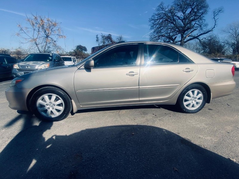 Toyota Camry Vehicle Full-screen Gallery Image 02