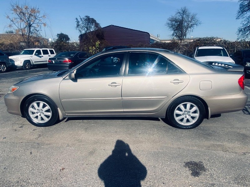 Toyota Camry Vehicle Full-screen Gallery Image 04