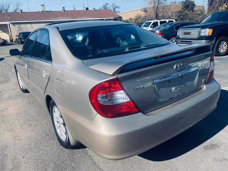 Toyota Camry Vehicle Full-screen Gallery Image 06