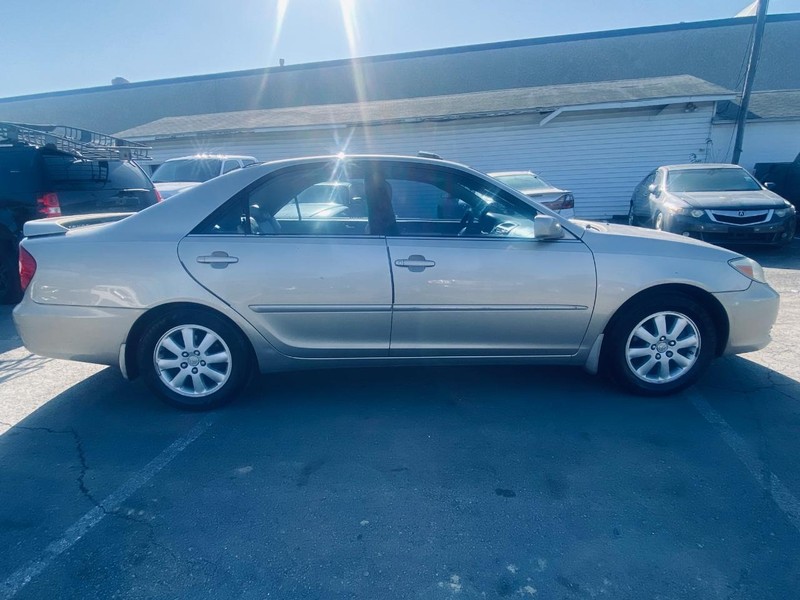 Toyota Camry Vehicle Full-screen Gallery Image 07