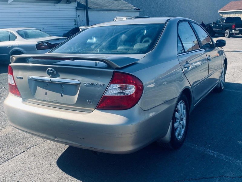 Toyota Camry Vehicle Full-screen Gallery Image 08